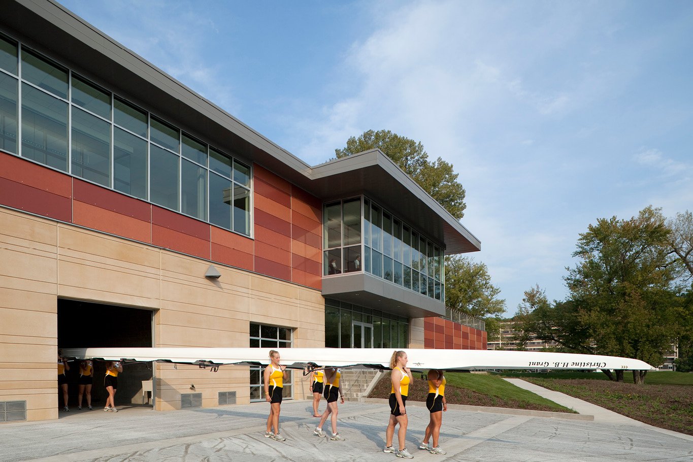 2006_083_UIBoathouse2